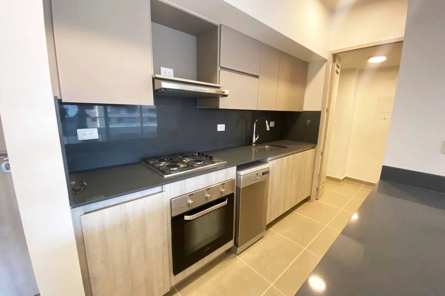 APARTAMENTO EN CIUDAD DEL RÍO- POBLADO 13009251 COP/USD — foto 3